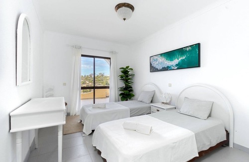 Vale de Centianes Apartment | Shanta Spacious 3 Bedrooms Apartment Overlooking the Beach