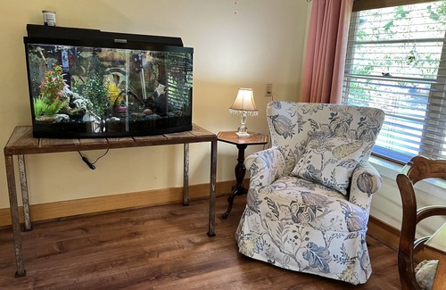 Jacksonville Bed & Breakfast | Share a Spacious log cabin home. 5 minutes walk to Historic Jacksonville!