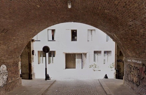 Notting Dale Apartment | Shared Bathroom - Very Close to Station