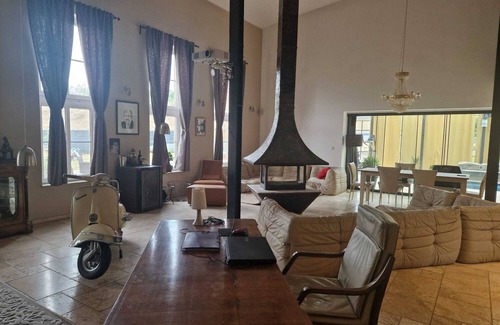 Alt-West Apartment | Shared living room, open kitchen, wellness, 2 double bedrooms with bathrooms.