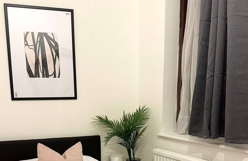 East Acton House | Shared London Charm: Comfortable Room in Spacious House