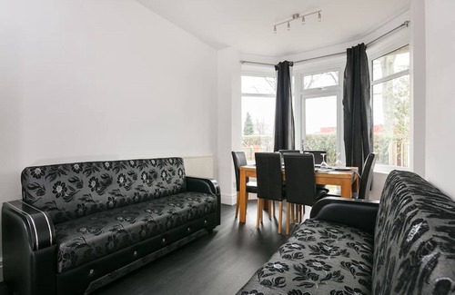 Chorlton-cum-Hardy House | Shared Short Term Let South Manchester