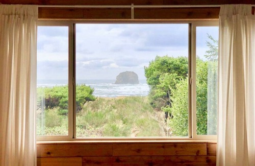 Rockaway Beach House | Sharkalope 6 bd/3 ba, Hot Tub, Oceanfront, Arcade