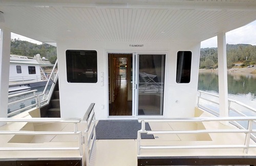 Lakehead Boat Rental | Shasta Marina at Packers Bay's Sumerset Houseboat.