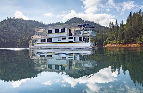 Lakehead Boat Rental | Shasta Marina in Packers Bay's Constellation houseboat on Lake Shasta
