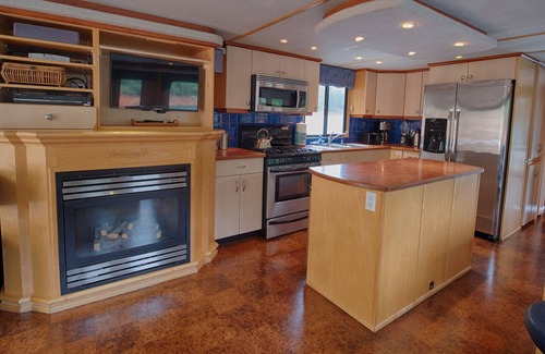 Lakehead Boat Rental | Shasta Marina Mirage II Houseboat.