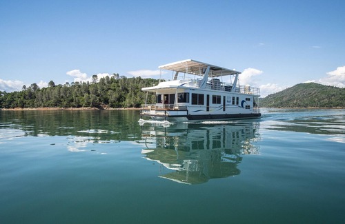 Lakehead Boat Rental | Shasta Marina's Thoroughbred Houseboat