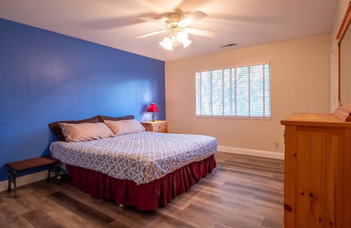Lakehead House | Shasta Memory Maker - family/work friendly 3 bed 2 bath sleeps 10 Boat parking