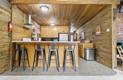 Sierra Cedars Cabin | Shaver Wood Forrest-Smokey Tree