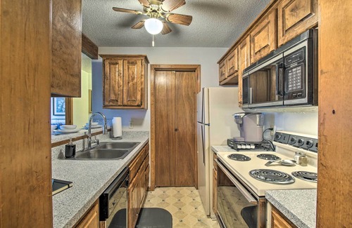 Shawnee Condo | Shawnee Condo < 10 Mi to Downtown Kansas City!