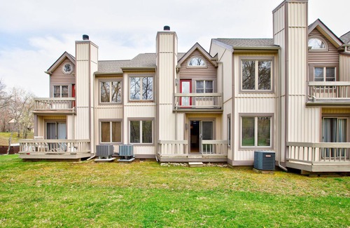East Stroudsburg House | Shawnee Poconos Mountains -All Seasons Getaway to Skiing, Hiking, Canoeing, etc.