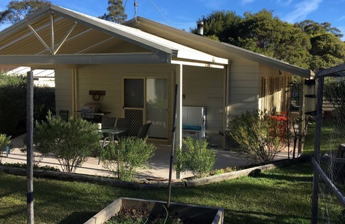 Sussex Inlet House | Shazza's Retreat - A quiet getaway (Pet Friendly)