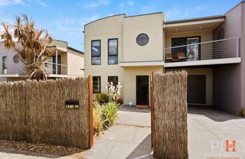 Cowes House | Shearwater Home Close to Beach