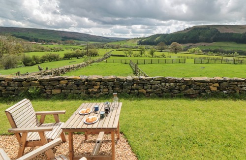 Chop Gate Cottage | SHEEP COTE SHEPHERDS HUT, romantic, with a garden in Stokesley