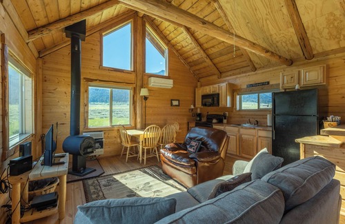 Cameron Cabin | Sheep Creek Cabin B is a cozy retreat offering stunning views: PRIME LOCATION