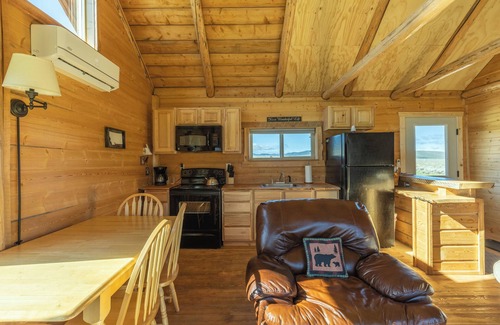 Cameron Cabin | Sheep Creek Cabin B is a cozy retreat offering stunning views: PRIME LOCATION