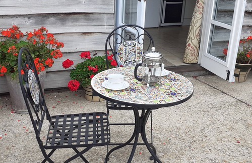 Freshwater Cottage | SHEEPWASH BARN, pet friendly, with a garden in Freshwater