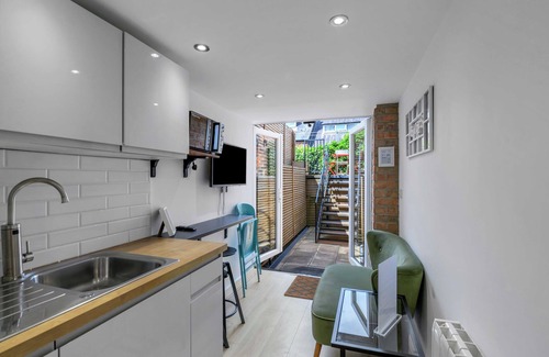 Sheffield Apartment | Sheffield 1-Bed Flat by Parks, Trails & Woodland