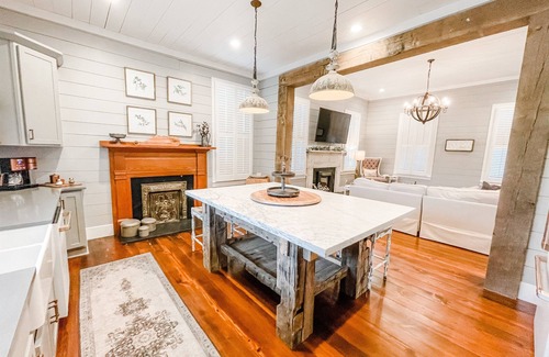 Columbiana House | Shelby County! Stay with us for Weddings, Wineries, Art Council,Personal Chef!
