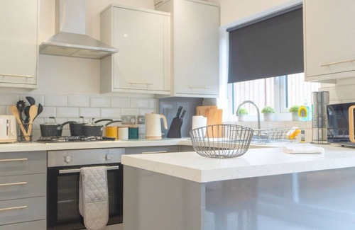 Bloxwich House | Sheldon House 3 bedrooms Next to the Airport, NEC & Resorts World