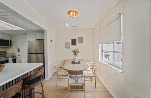 Venice Apartment | SHELL-HAUS | Venice Beach House | 5-min to Gulf