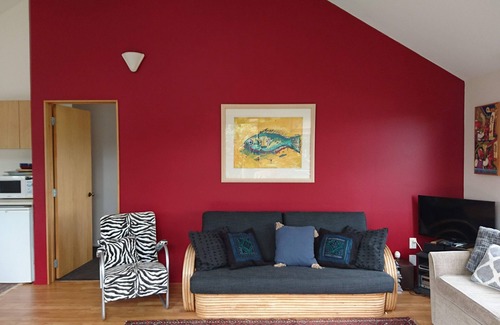 Surfdale Apartment | Shelly Beach Studio sea views over Putiki Bay