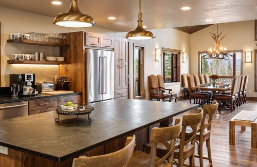 West Yellowstone House | Shelterwood Lodge Private Home 6 miles from Yellowstone
