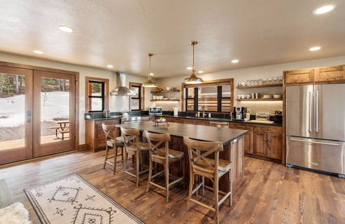 West Yellowstone House | Shelterwood Lodge Private Home 6 miles from Yellowstone