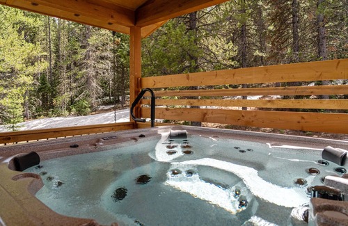 West Yellowstone House | Shelterwood Lodge Private Home 6 miles from Yellowstone