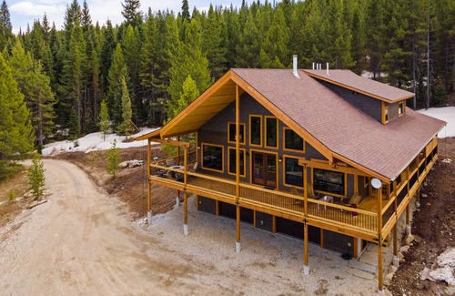 West Yellowstone House | Shelterwood Lodge Private Home 6 miles from Yellowstone