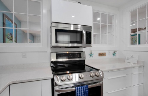 Mount Pleasant House | Shem Creek Retreat by AvantStay | 10 Mins to Downtown Charleston | Yard + Patio
