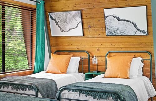 Hood Cabin | Shenandoah Cabin w Hot Tub, Sauna & Fire Ring
