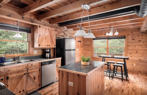 Dyke Cabin | Shenandoah Log Cabin *Hot Tub* *Indoor Fireplace*