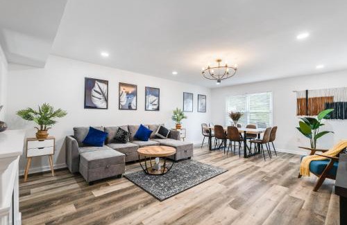 Massanutten House | Shenandoah Paradice - 6 Person Hottub, Mountain View, EV Station, Arcade, Modern Minimalist Design, Walk to Ski