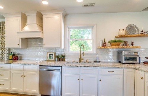 Grottoes House | Shenandoah Valley Riverside Retreat Near Wineries