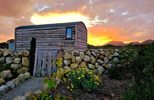 Newry Cabin | Shephards Hut in the Mournes with Private Hot Tub- The Robins Nest at Willowtree