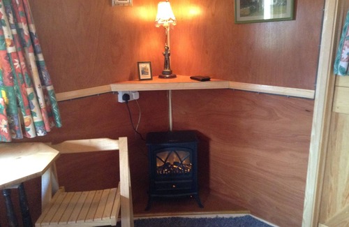 Cwmtirmynach Cabin | Shepherd Hut "Megan" in beautiful quiet location