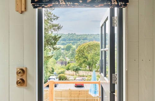Brimpsfield Apartment | Shepherd Huts a the Butcher’s Arms Sheepscombe