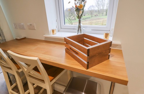 Alford Cottage | SHEPHERD'S COTTAGE, pet friendly, country holiday cottage in Alford