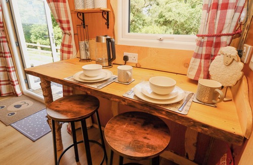Llandovery Cottage | SHEPHERD'S CWTCH, pet friendly, with hot tub in Llandovery