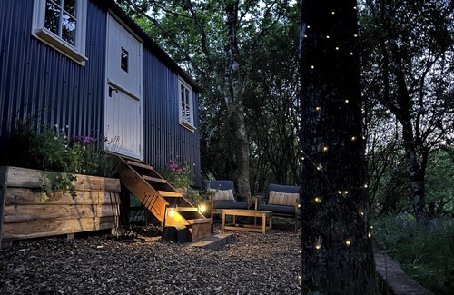 Lanivet Cabin | Shepherd's Hut - Sleeps 2 - Pet friendly - Parking