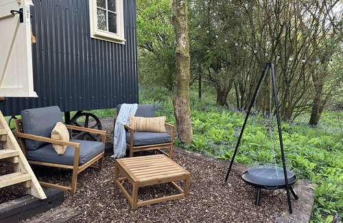 Lanivet Cabin | Shepherd's Hut - Sleeps 2 - Pet friendly - Parking