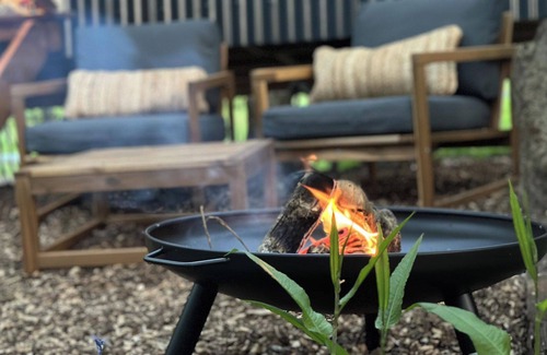Lanivet Cabin | Shepherd's Hut - Sleeps 2 - Pet friendly - Parking