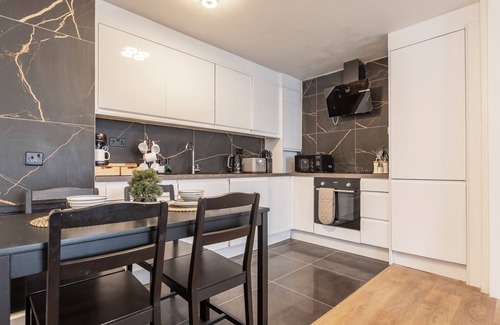Addison Apartment | Shepherd’s Bush Haven: 4 Bed Luxury Apartment 2 minutes from Westfield Shopping.