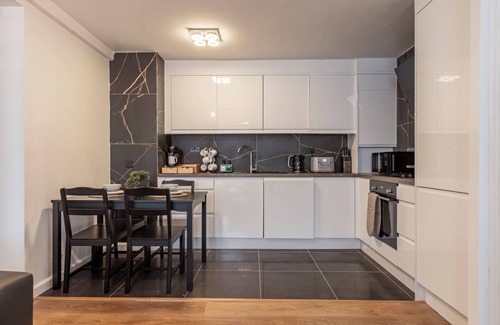 Addison Apartment | Shepherd’s Bush Haven: 4 Bed Luxury Apartment 2 minutes from Westfield Shopping.