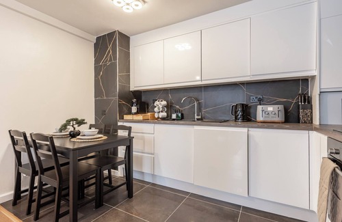 Addison Apartment | Shepherd’s Bush Haven: 4 Bed Luxury Apartment 2 minutes from Westfield Shopping.
