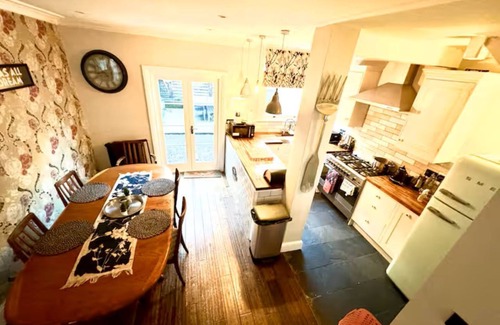 Wormholt and White City House | Shepherds Bush. W12. Magical place near Westfield.nnSharennSave
