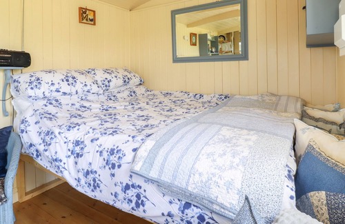 Weybread Cottage | SHEPHERDS HUT, pet friendly, with open fire in Harleston