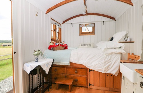 Offham Cottage | SHEPHERDS HUT, romantic, with a garden in Barcombe Cross