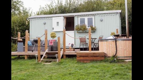 New Forest District Apartment | Shepherds Hut with Hot Tub